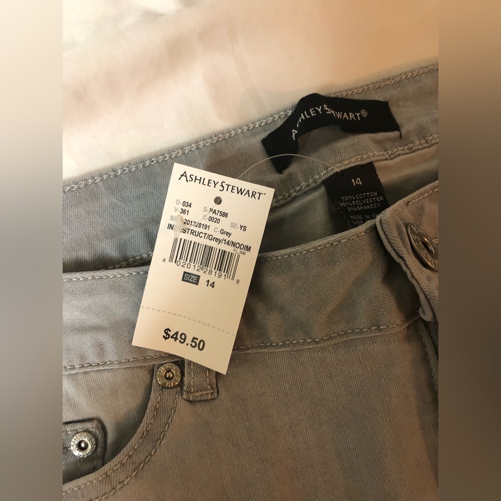 ASHLEY STEWART DISTRESSED CAPRI JEANS SIZE: 14 - Picture 6 of 6